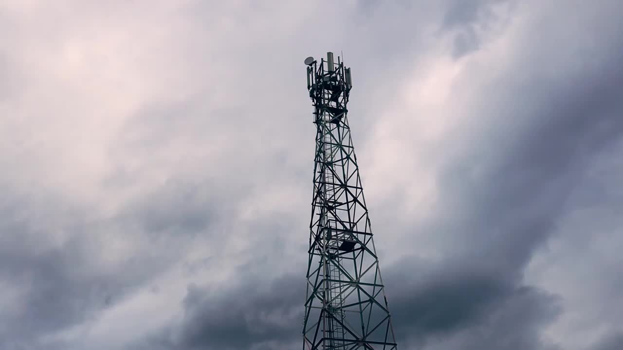 电信塔后面，乌云在天空中飞舞。沟通困难时期视频素材