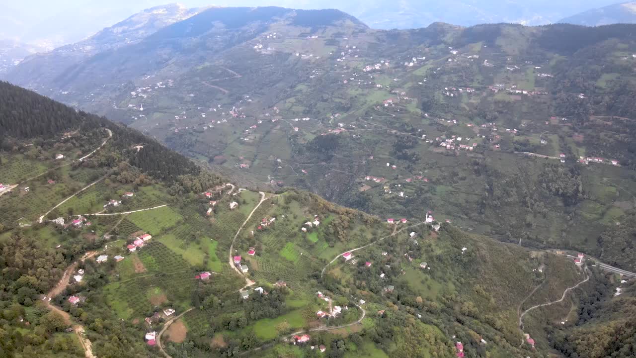 无人机拍摄的位于土耳其东部黑海地区绿色山脉之间的村庄视频下载