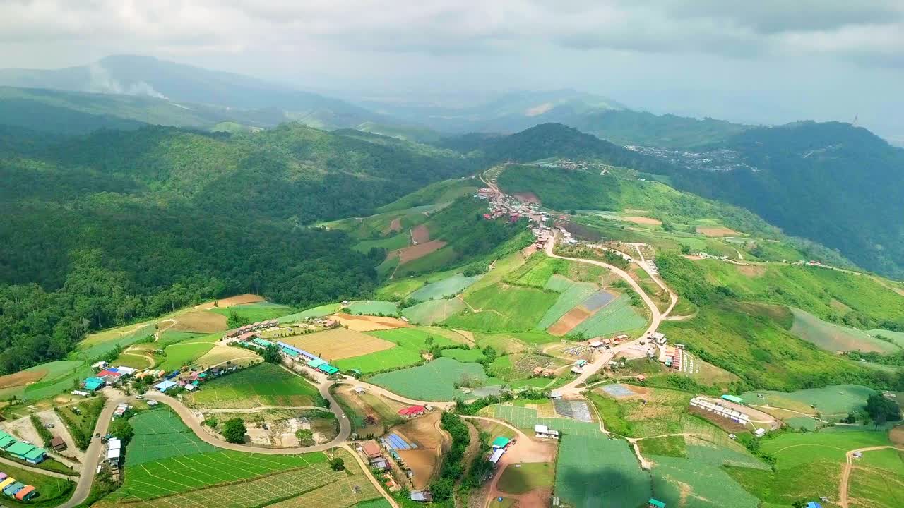 鸟瞰山顶村庄，4K DCI视频下载