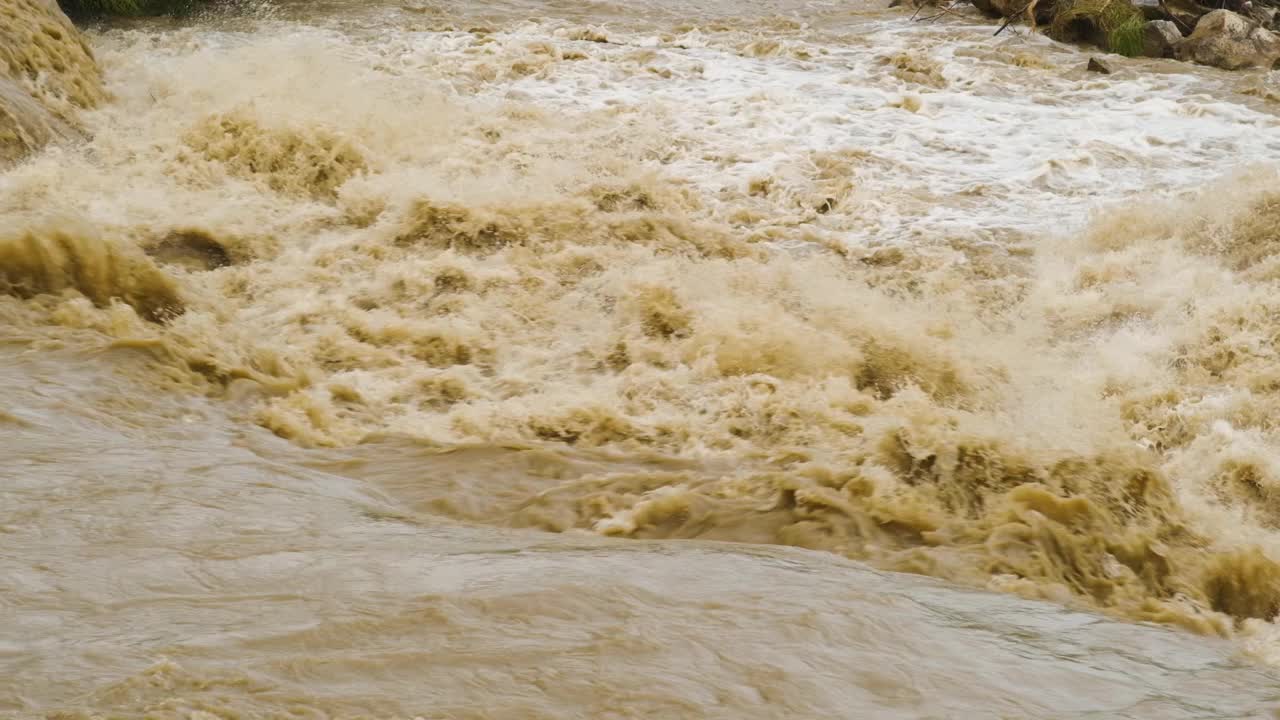 春季暴雨洪涝期浑河积水。视频素材