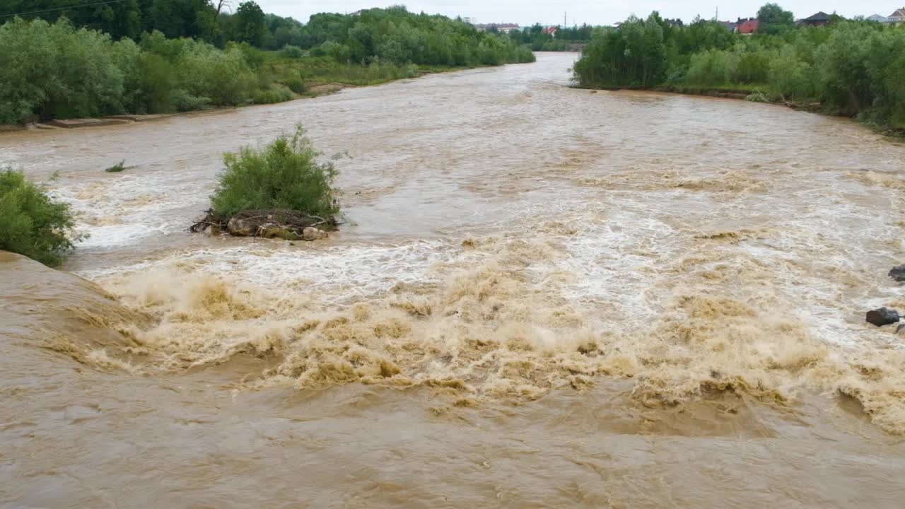 春季暴雨洪涝期浑河积水。视频素材