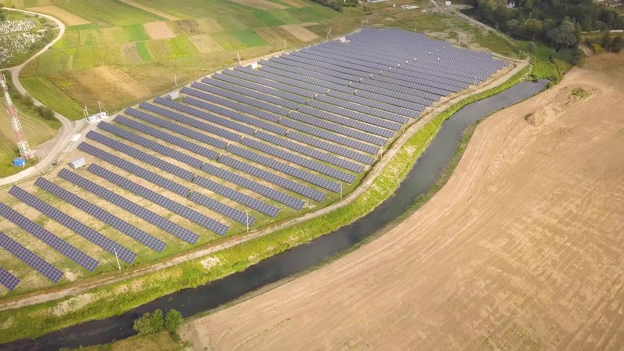 太阳能发电厂鸟瞰图。生产清洁生态能源的电板。视频素材