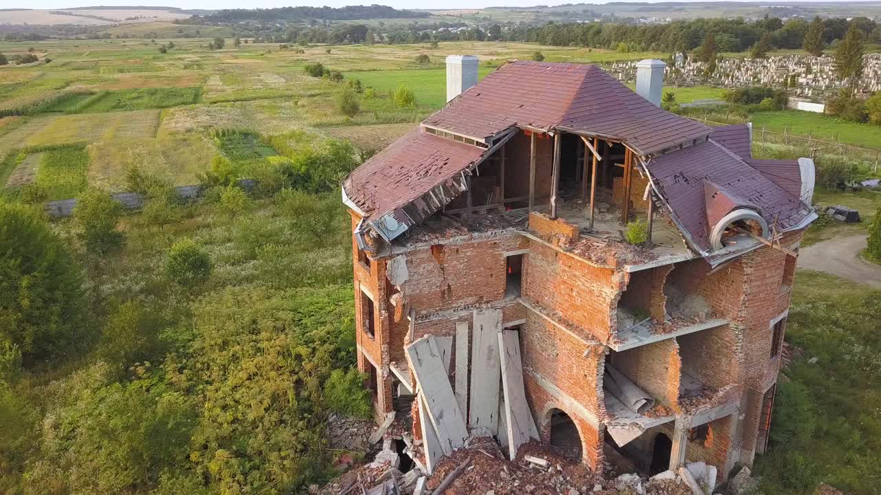 鸟瞰图的旧建筑物废墟后的地震。倒塌的砖房视频素材