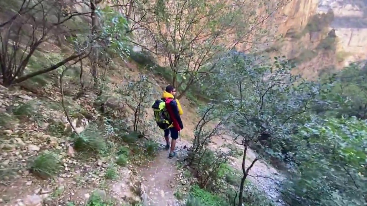 旅行在男子徒步旅行者与背包享受风景视频素材