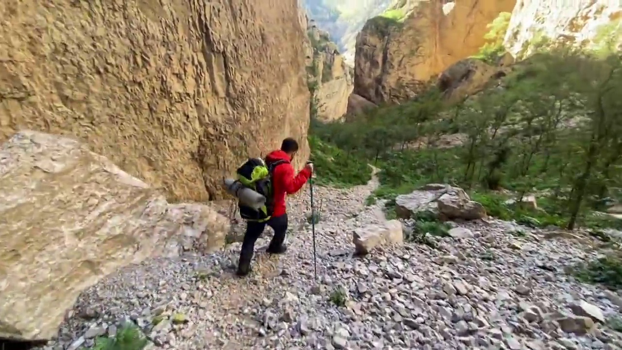 旅行在男子徒步旅行者与背包享受风景视频素材