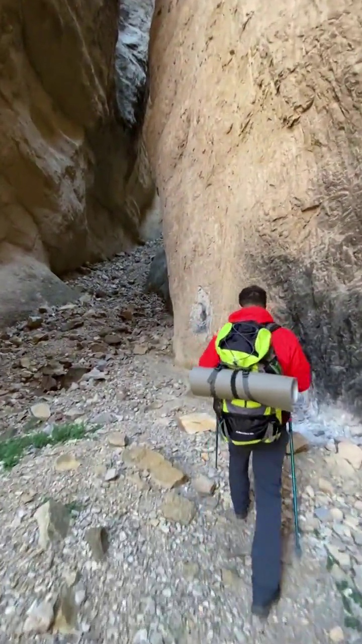 旅行在男子徒步旅行者与背包享受风景视频素材