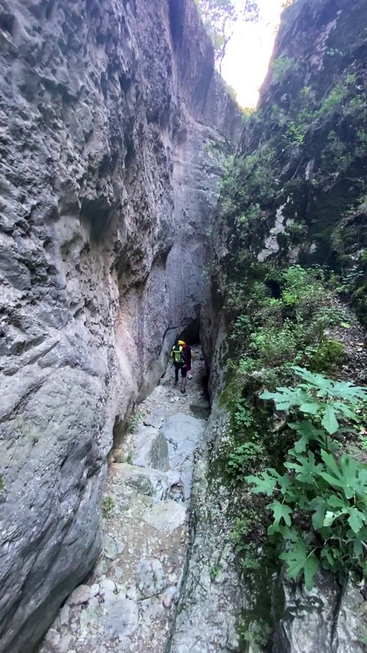 旅行在男子徒步旅行者与背包享受风景视频素材