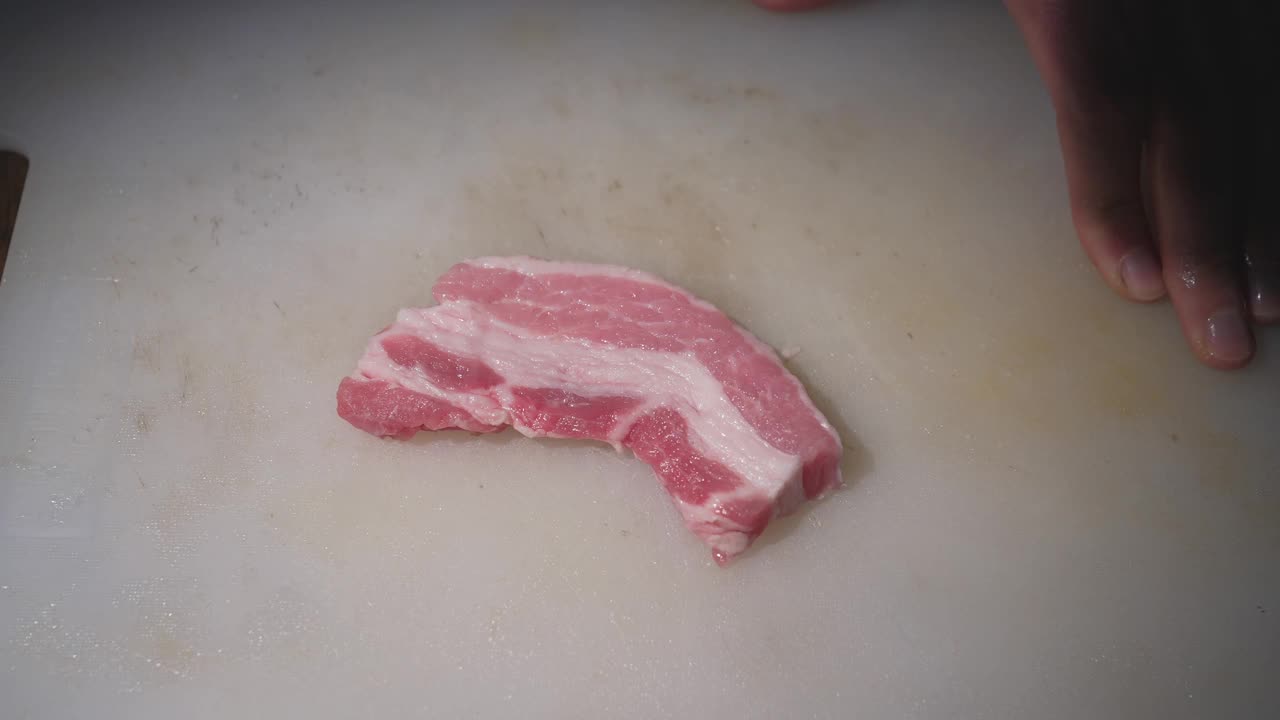 POV新鲜猪肉，捣成肉排或米兰菜视频素材