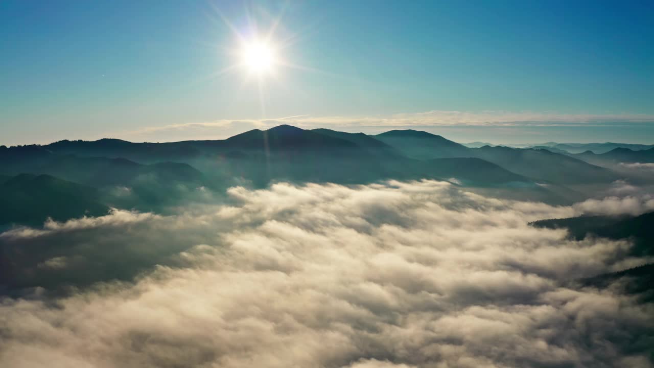 雾森林山早晨自然美丽的太阳视频素材