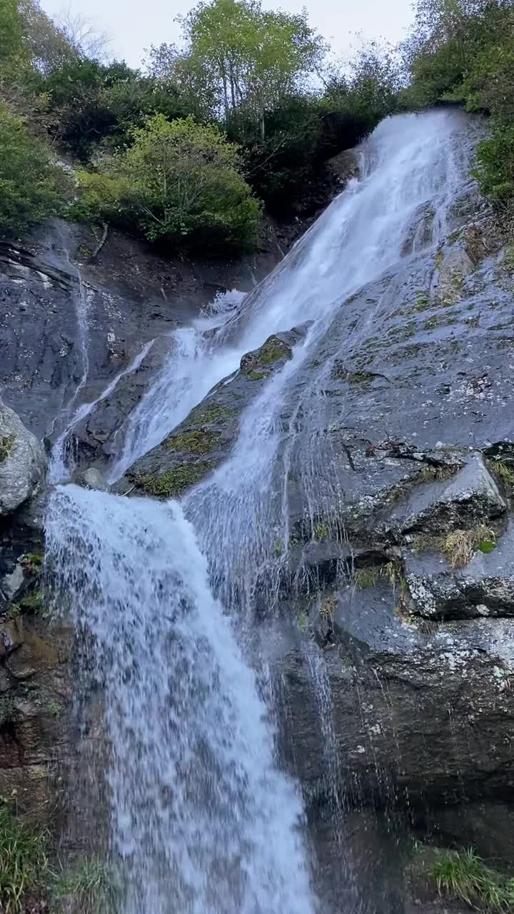 和平的瀑布视频素材