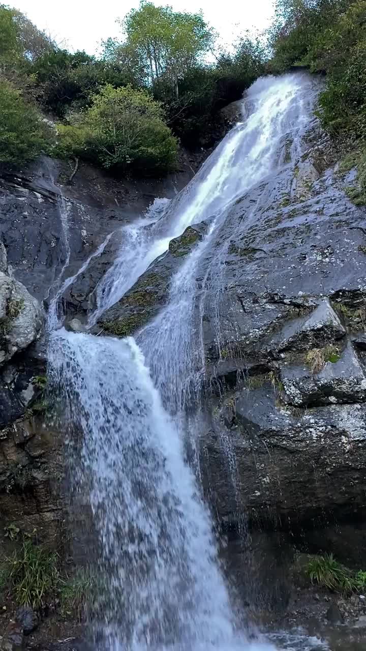 和平的瀑布视频素材