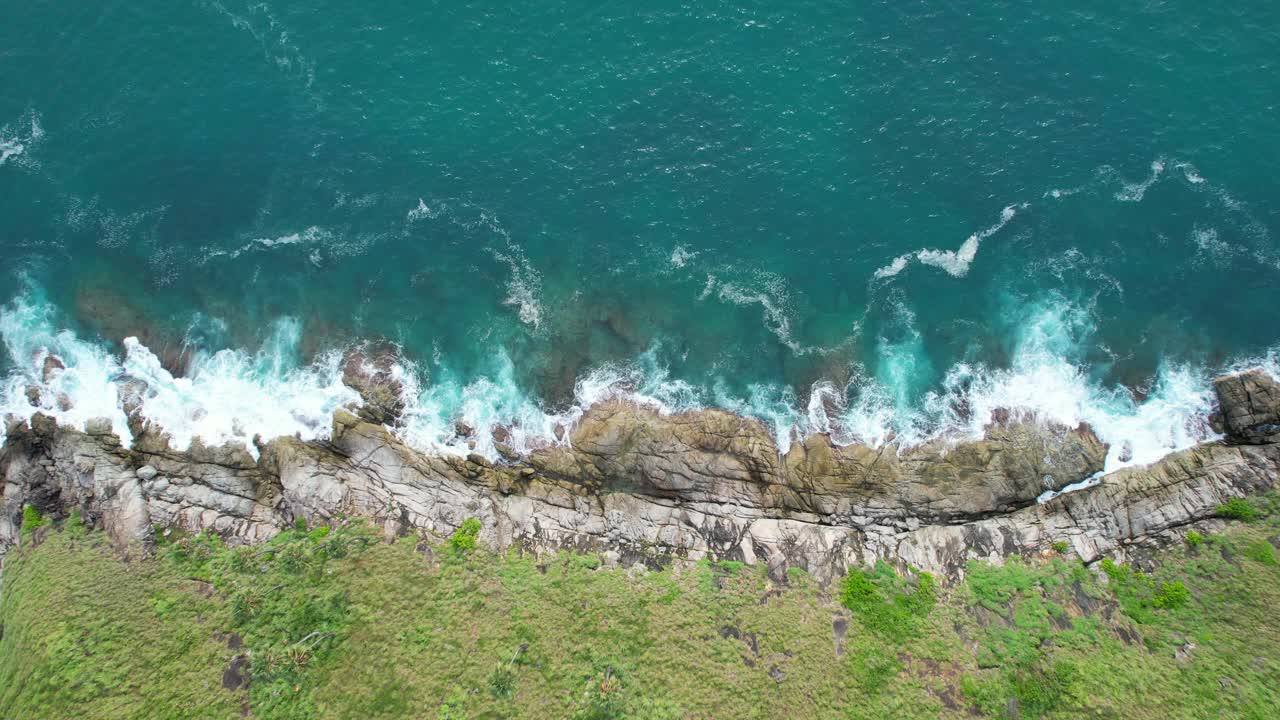 鸟瞰图俯视与复制空间的海岸线和大海，普吉岛，泰国视频素材