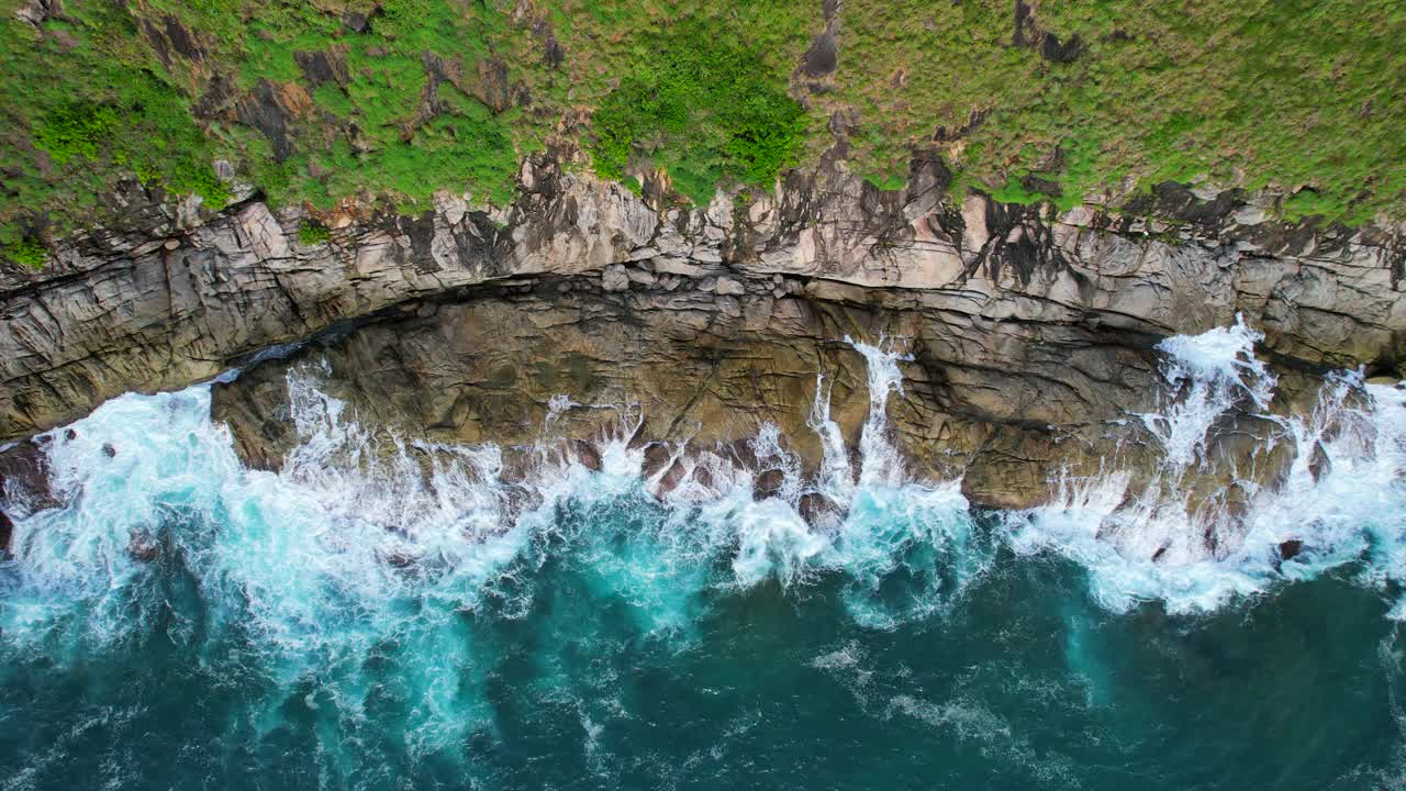 鸟瞰图俯视与复制空间的海岸线和大海，普吉岛，泰国视频素材