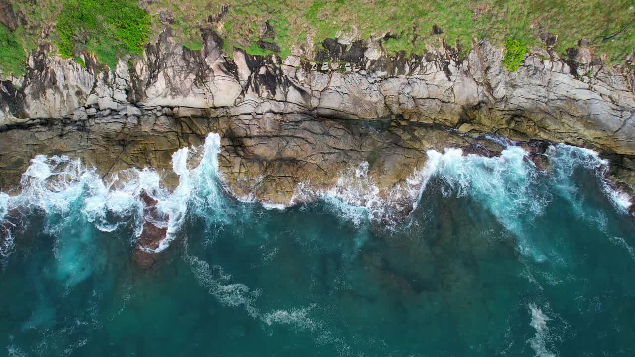 鸟瞰图俯视与复制空间的海岸线和大海，普吉岛，泰国视频素材