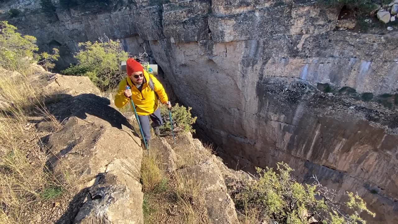 徒步旅行与背包欣赏风景视频素材