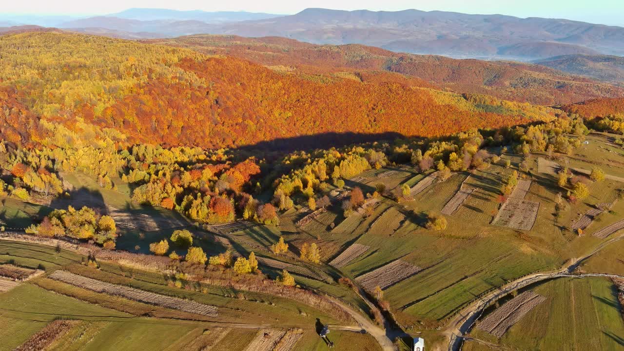 全景俯视图在秋天的田野景观，山峰的山，农村的乡村视频素材