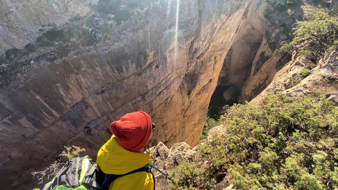 徒步旅行与背包欣赏风景视频素材