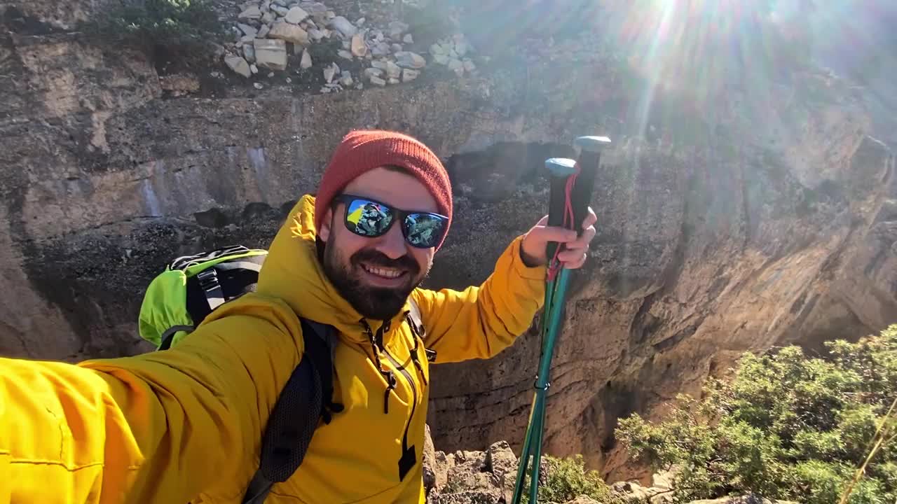 徒步旅行与背包欣赏风景视频素材