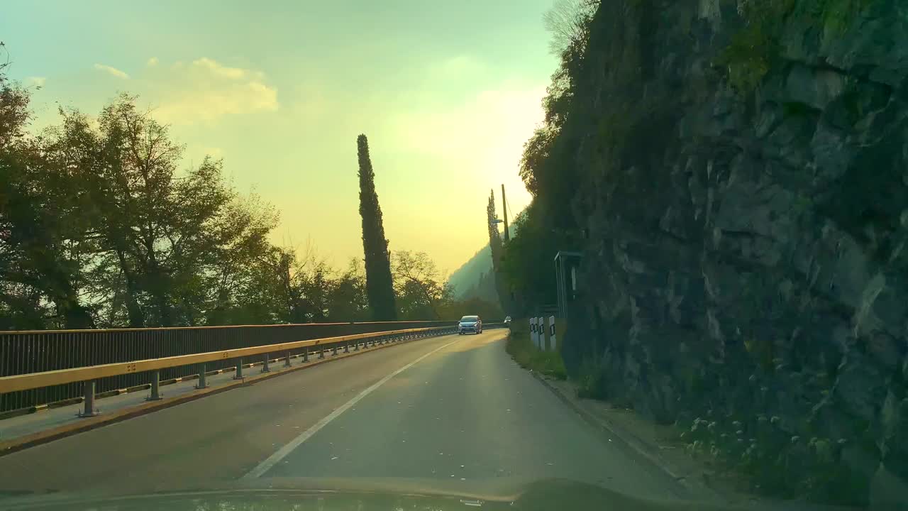 卢加诺和甘德里亚的山路与日落中的卢加诺高山湖视频素材