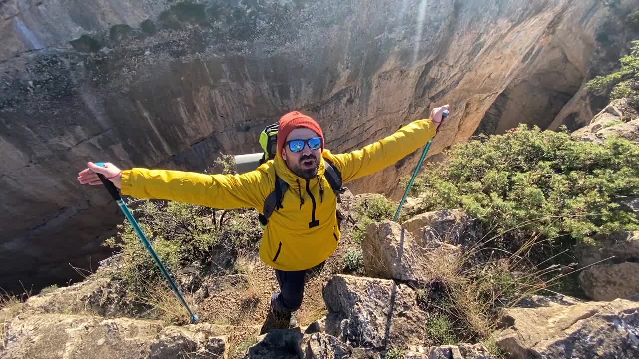 徒步旅行与背包欣赏风景视频素材