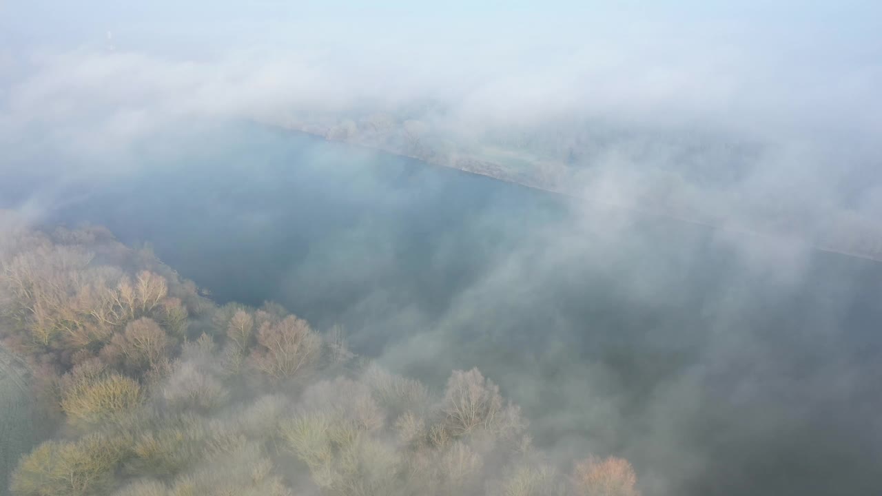 卢瓦尔河上的雾和欧洲冰冻的乡村，在法国，在中部地区，在卢瓦雷，在奥尔兰，在冬天，一个阳光灿烂的日子。视频素材