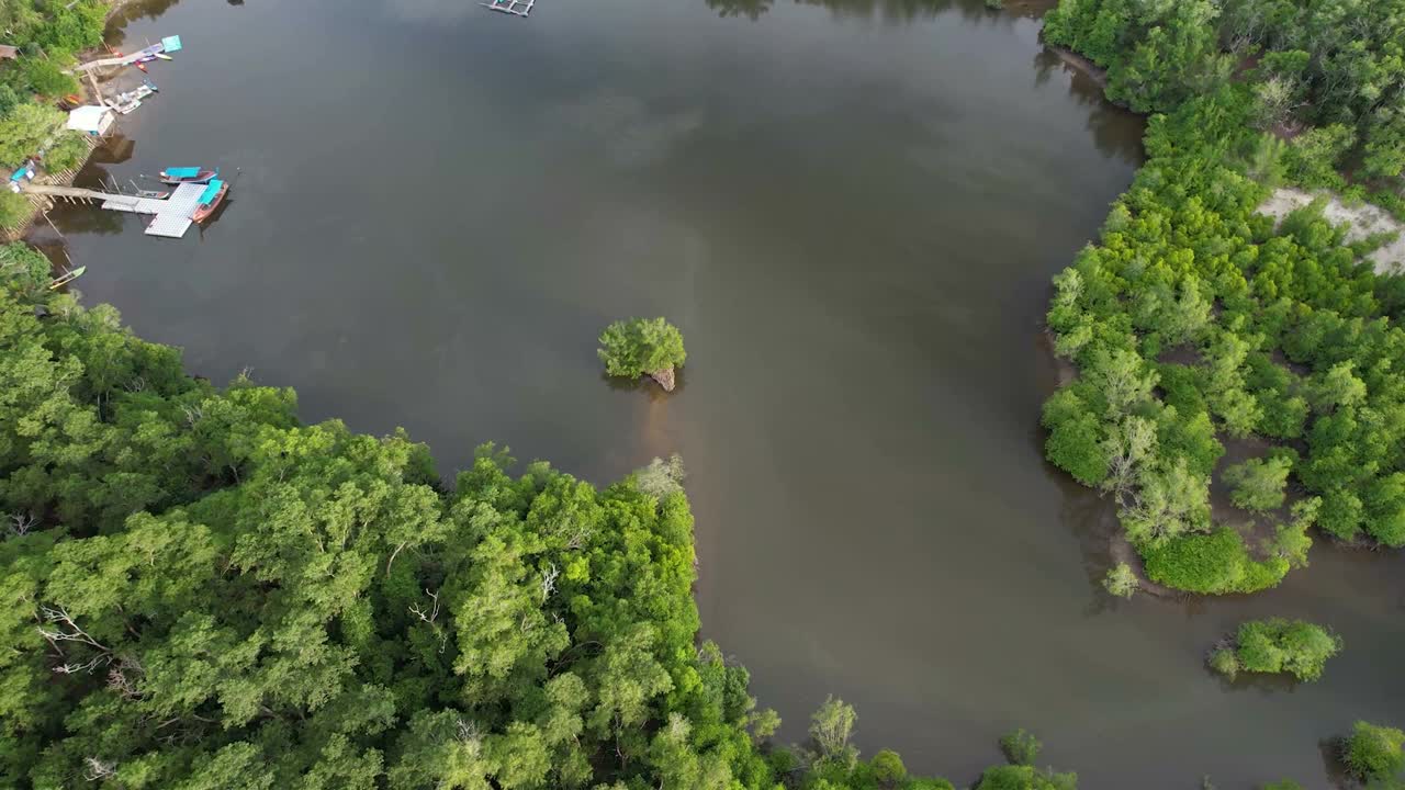 泰国南部攀牙的红树林和运河的日出场景航拍无人机视图视频素材