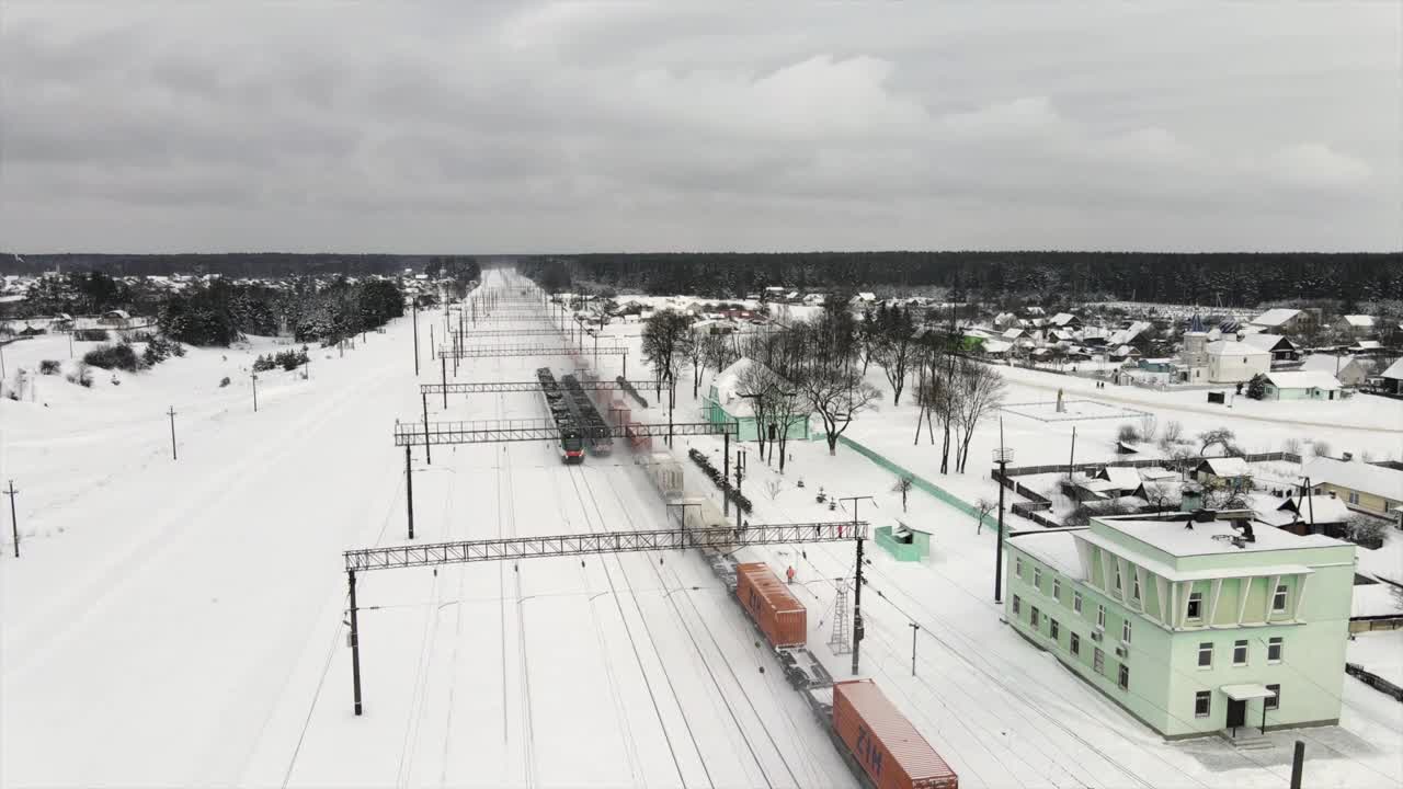 城际现代电动火车行驶在积雪覆盖的铁轨上视频素材