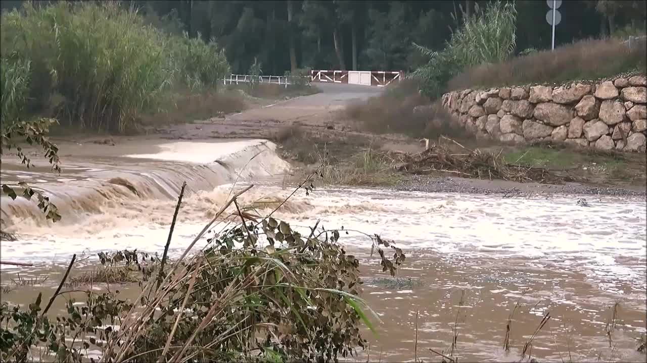 暴雨后湍急的河流视频素材