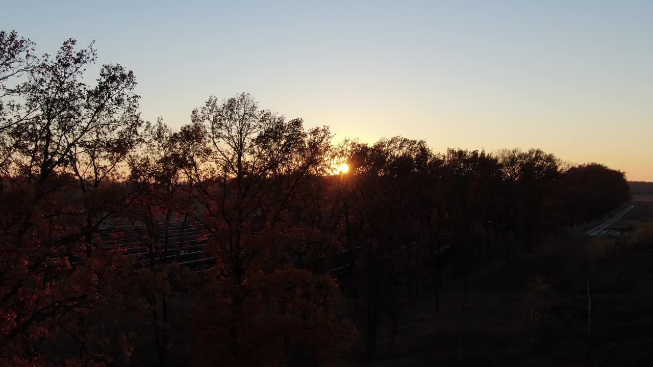 美丽的夕阳在秋天的傍晚视频素材