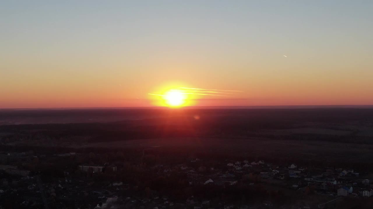 美丽的夕阳在秋天的傍晚视频素材