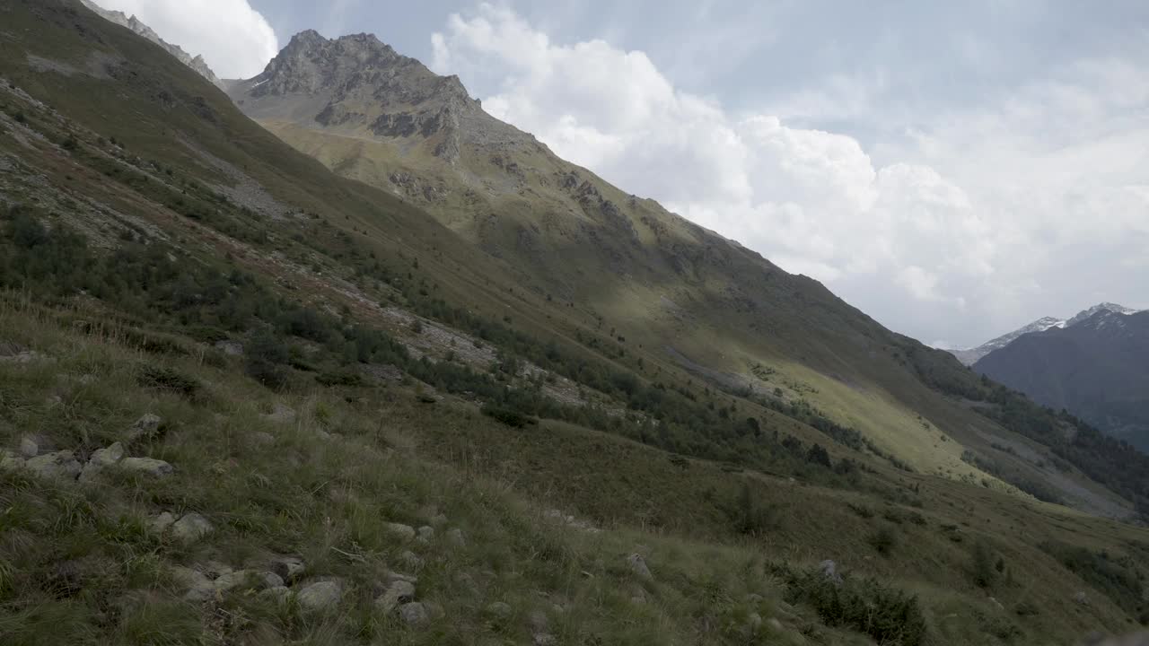 美丽的高加索山脉景观时间流逝。视频素材