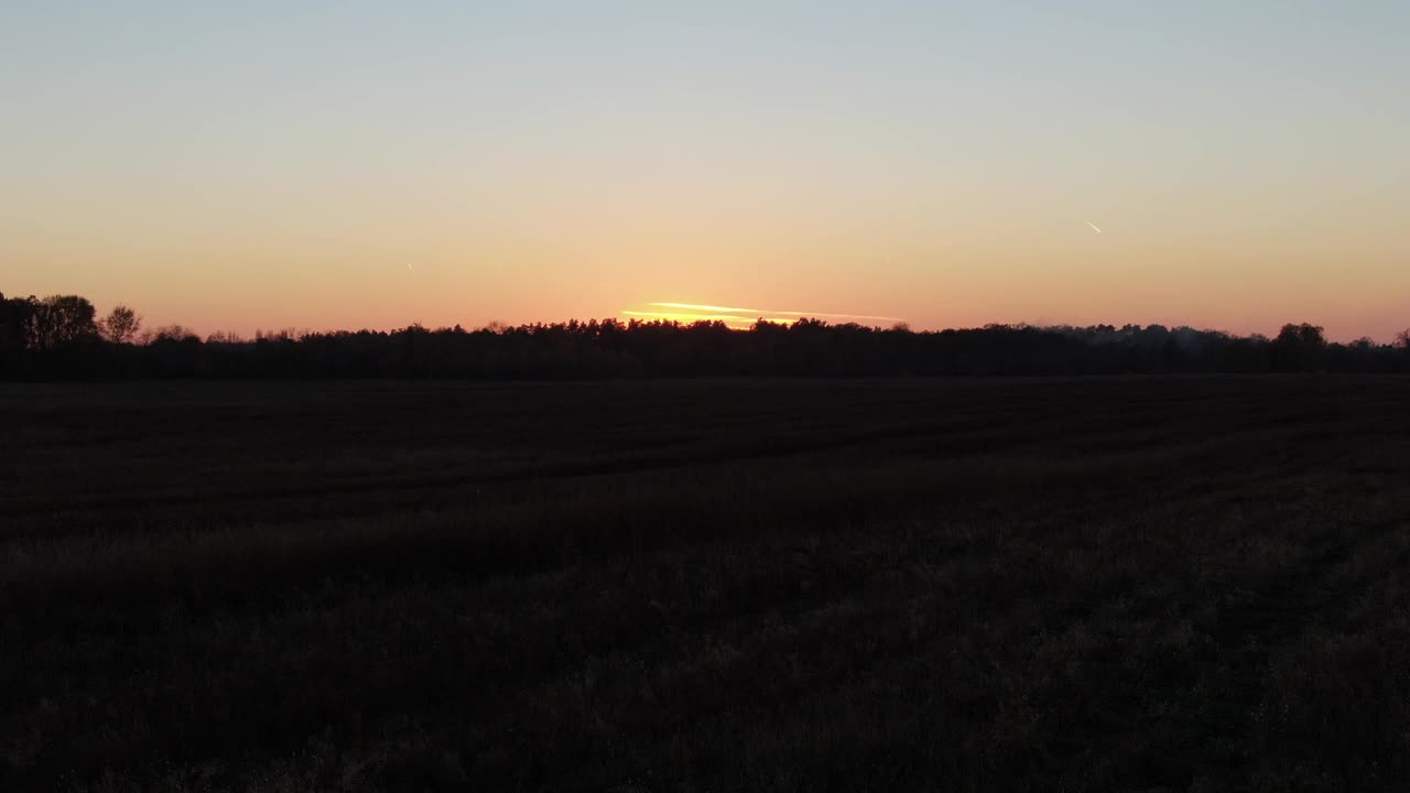 美丽的夕阳在秋天的傍晚视频素材