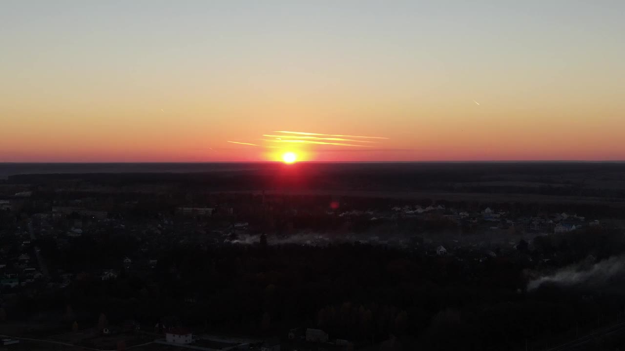 美丽的夕阳在秋天的傍晚视频素材