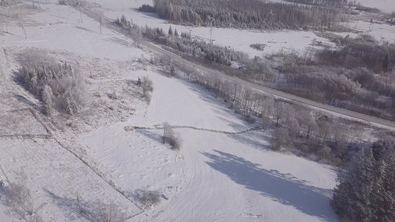 鸟瞰冬日乡村，在阳光明媚的日子。白雪皑皑的雪景从鸟眼，冬天的主题。捷克共和国，维索奇纳地区高地视频素材