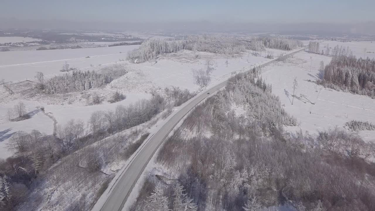 鸟瞰冬日乡村，在阳光明媚的日子。白雪皑皑的雪景从鸟眼，冬天的主题。捷克共和国，维索奇纳地区高地视频素材