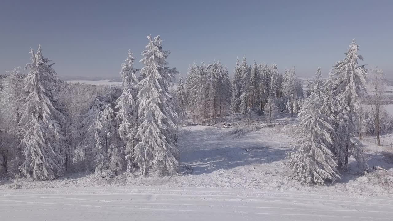 鸟瞰冬日乡村，在阳光明媚的日子。白雪皑皑的雪景从鸟眼，冬天的主题。捷克共和国，维索奇纳地区高地视频素材