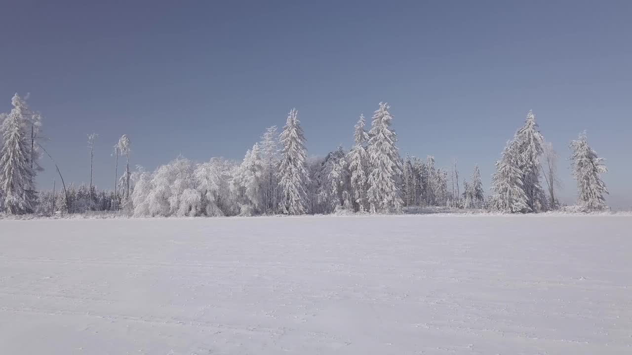 鸟瞰冬日乡村，在阳光明媚的日子。白雪皑皑的雪景从鸟眼，冬天的主题。捷克共和国，维索奇纳地区高地视频素材