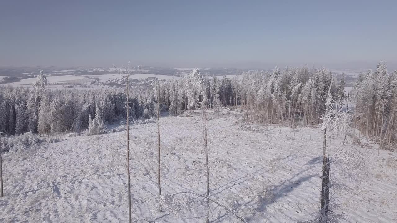 鸟瞰冬日乡村，在阳光明媚的日子。白雪皑皑的雪景从鸟眼，冬天的主题。捷克共和国，维索奇纳地区高地视频素材