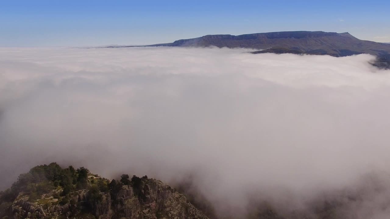 飞过美丽的山脉和云朵视频素材