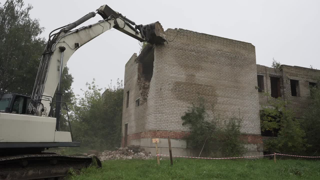 推土机与大型起重机拆除废弃建筑物视频素材