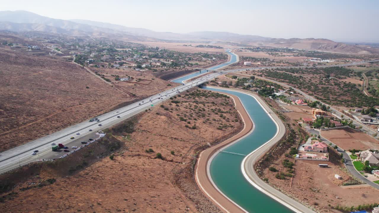 渡槽穿越高速公路视频素材