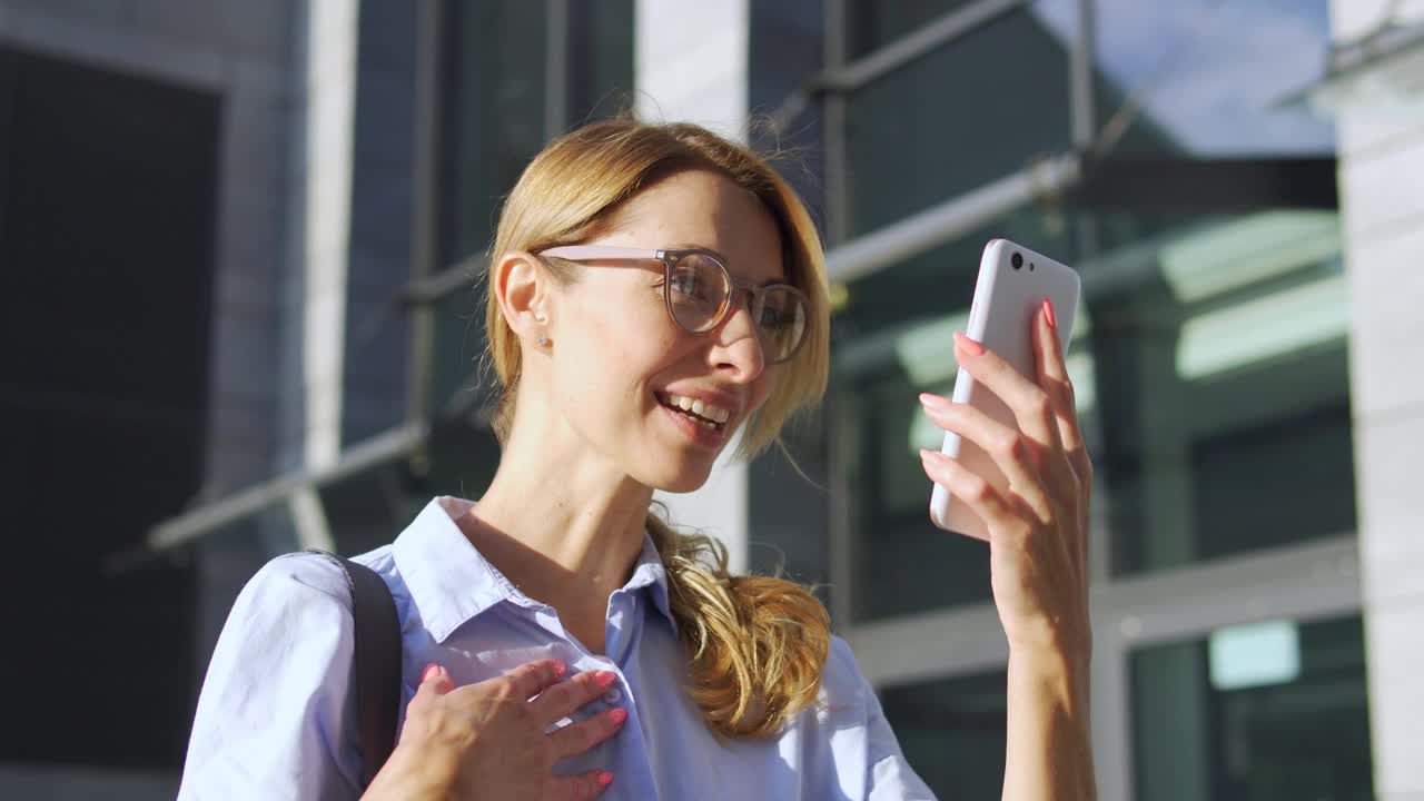 金发女人保持视频通话，在线采访，老板进行视频会议视频素材