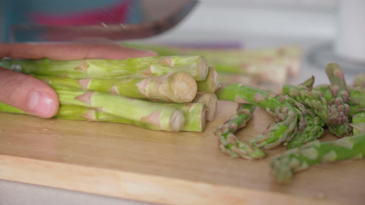 厨房里刚切好的绿色芦笋。烹饪健康的食物。一捆捆绿色芦笋。有选择性的重点。视频素材