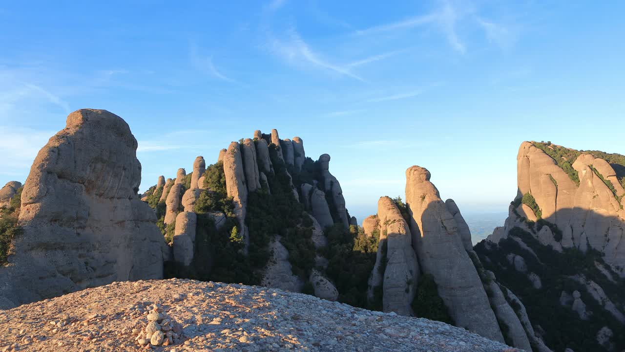 蒙特塞拉特日落时间推移视频-从蒙特格罗斯向运河de la LLum, Els Ecos, serrat de Sant Jeroni，和Les Agulles和伊瓜拉达的另一边的观点视频素材