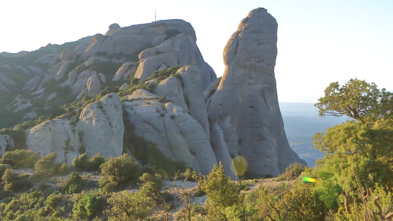 Coll del Miracle a Serrat del Bacallà，蒙特塞拉特山阳光明媚的下午，时间流逝的视频。视频素材