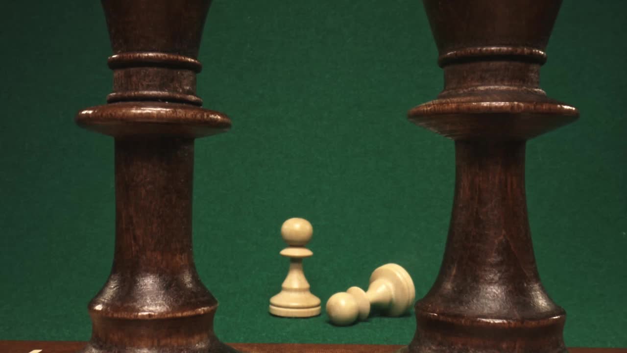 用黑白棋子的国际象棋游戏。视差效果。视频素材