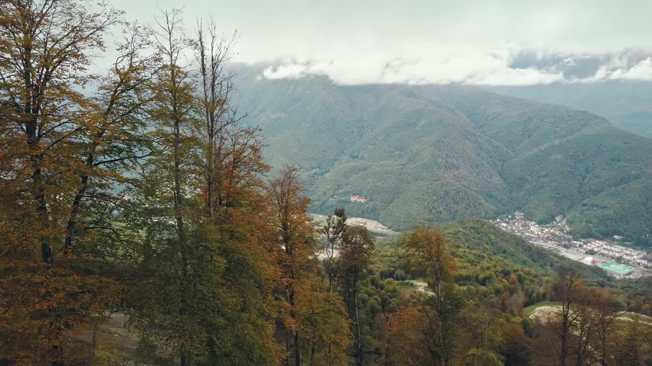 在一个高海拔的度假胜地，从缆车上看到的景色。索契Krasnaya Polyana。阿尔卑斯山脉的航空摄影。山、峰、崖、石、岭、景、绿草、天、云、自然、谷城视频素材