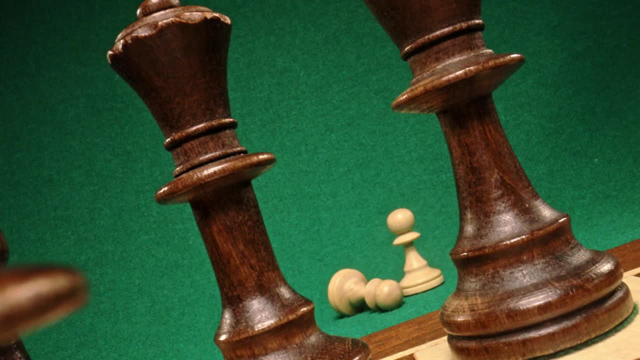 在黑白棋盘上下棋。视差效果。视频素材