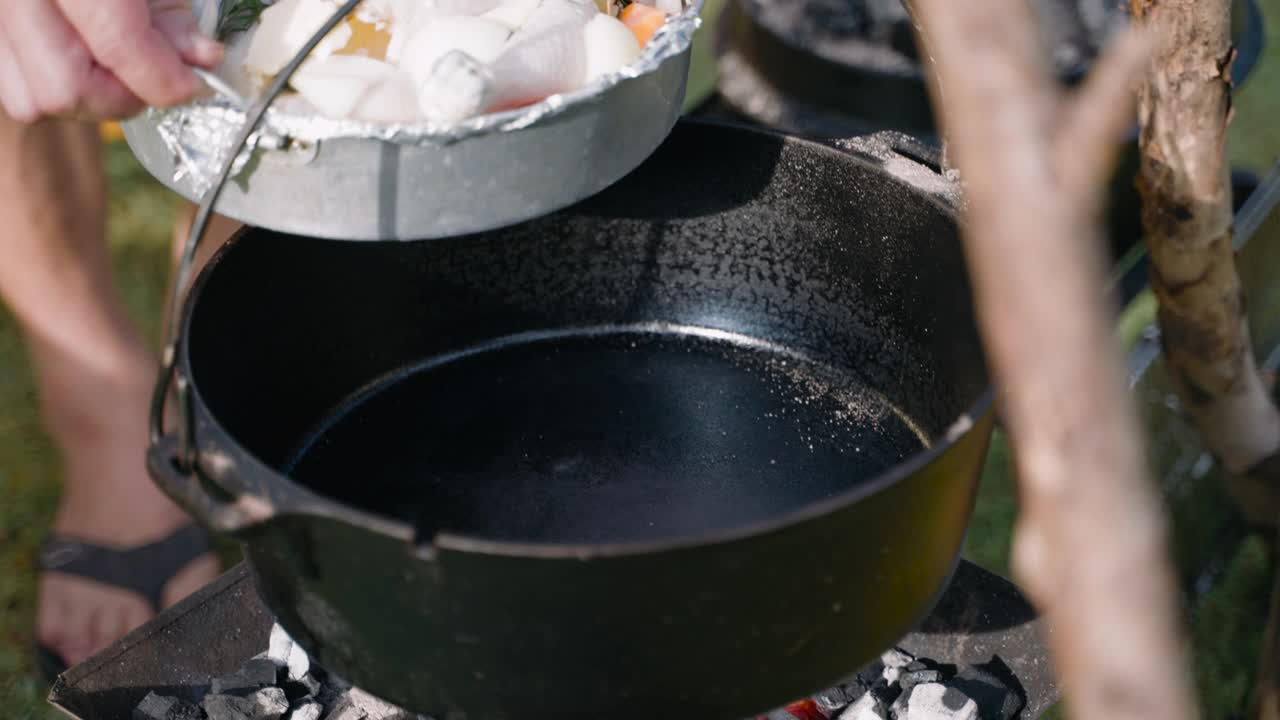 荷兰烤炉在营地烤鸡视频素材