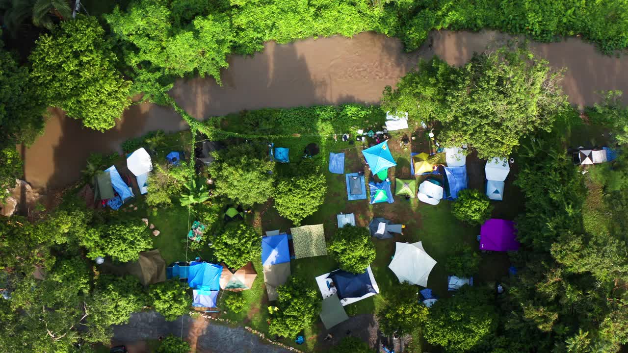 鸟瞰图的帐篷在露营地的自然视频素材